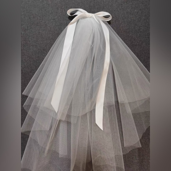 Short Wedding Veil with Slim Silk Bow - Picture 3 of 6